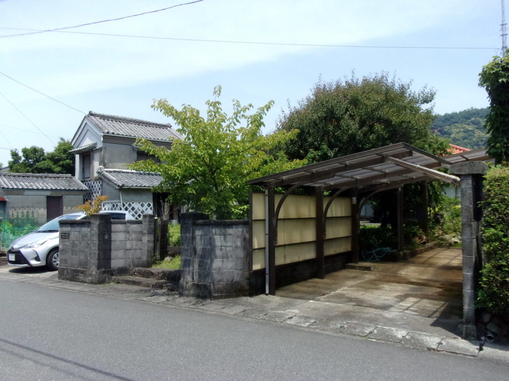 松崎町江奈：中学校の近くにある平屋