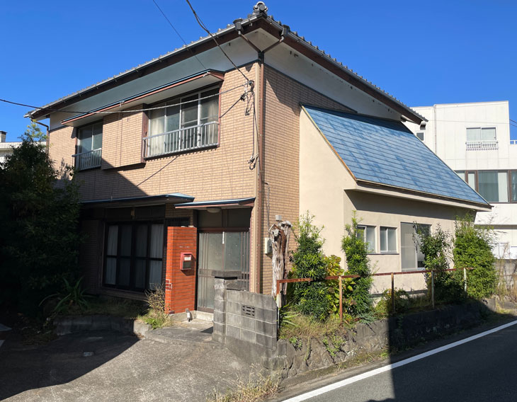 町中心部の二階建て